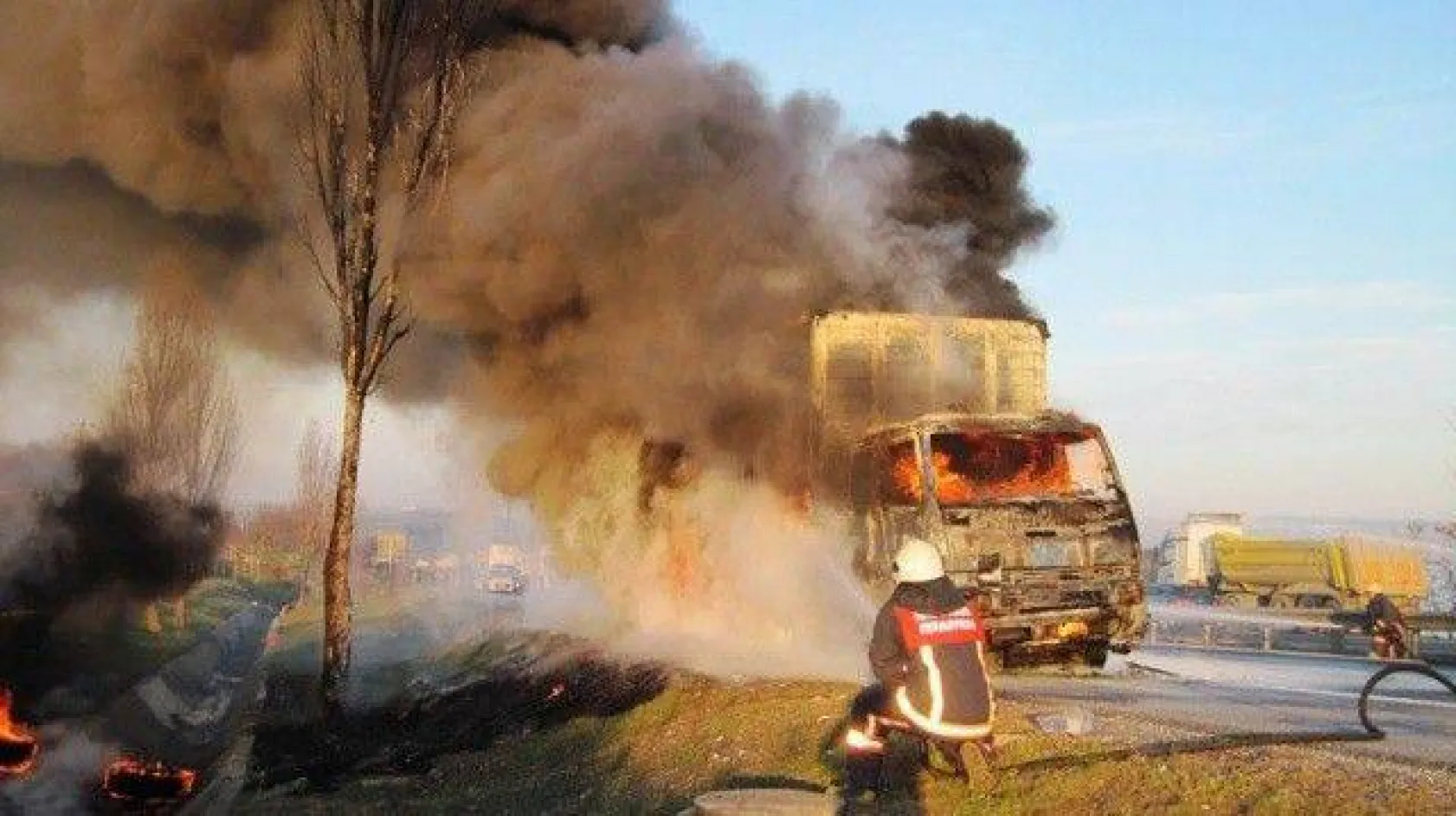 Seyir halindeki TIR alev topuna döndü