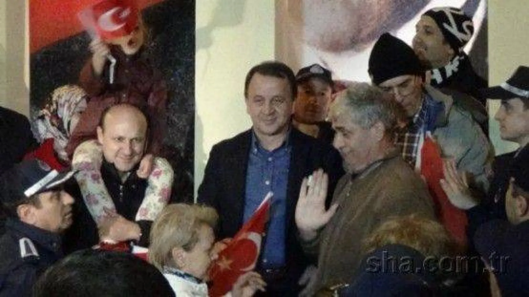 Binlerce kişi Cumhuriyet için yürüdü