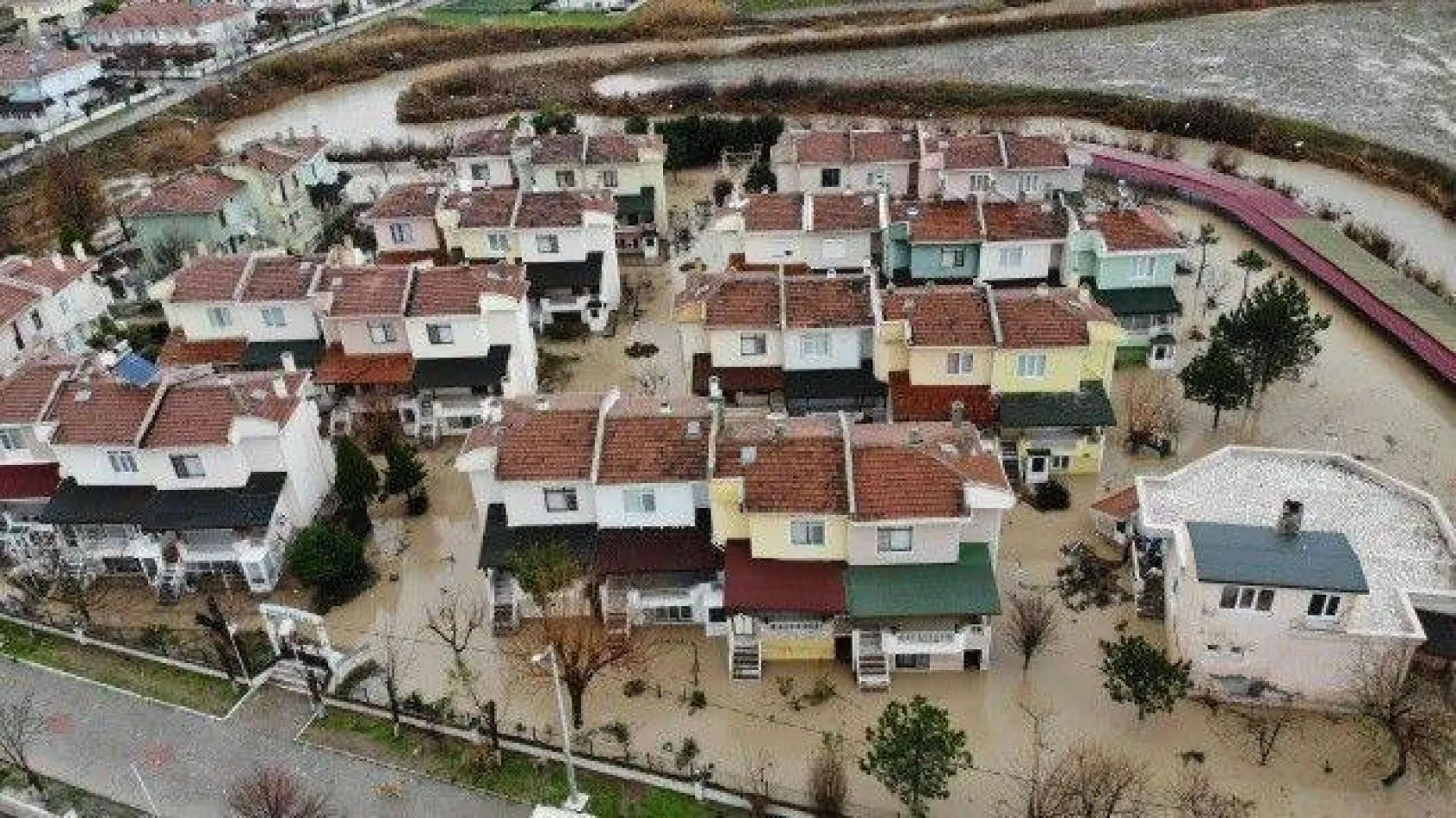 İnanılmaz görüntüler, evler sel sularına gömüldü