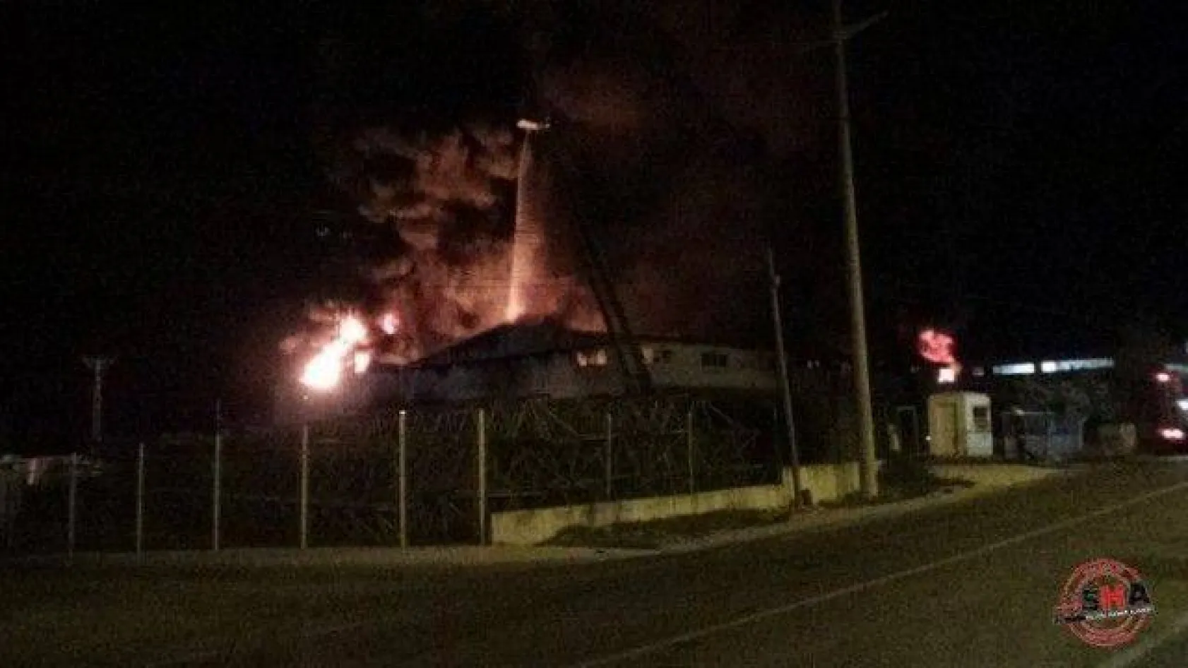 Fabrika cayır cayır yandı