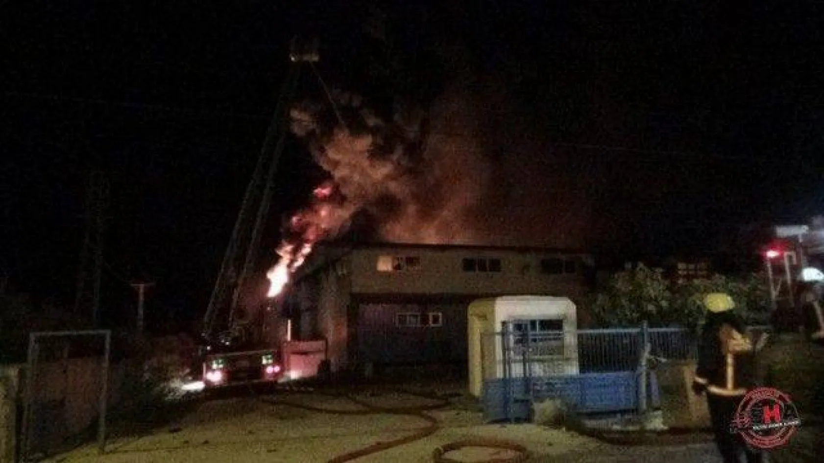 Fabrika cayır cayır yandı