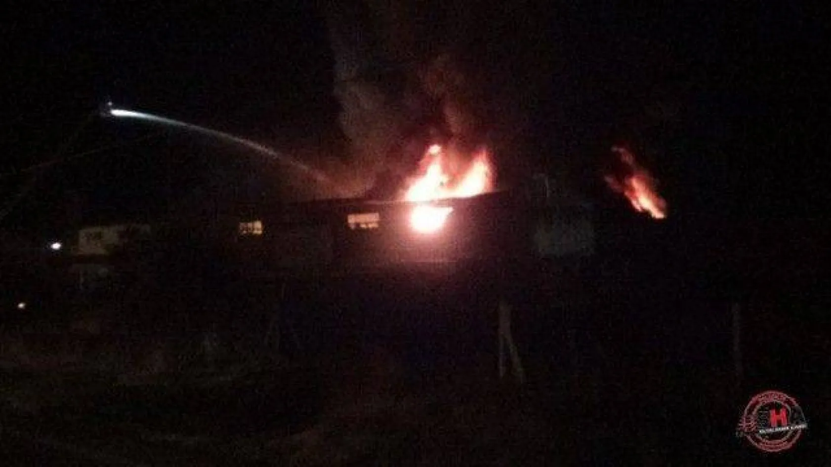 Fabrika cayır cayır yandı