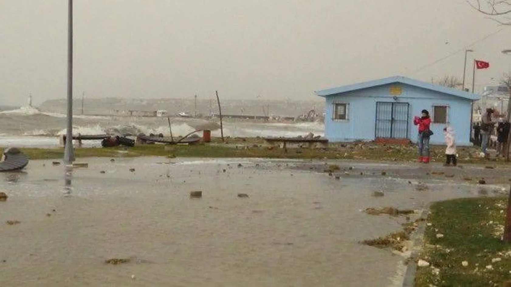 Şiddetli Lodos Silivri'yi yıktı