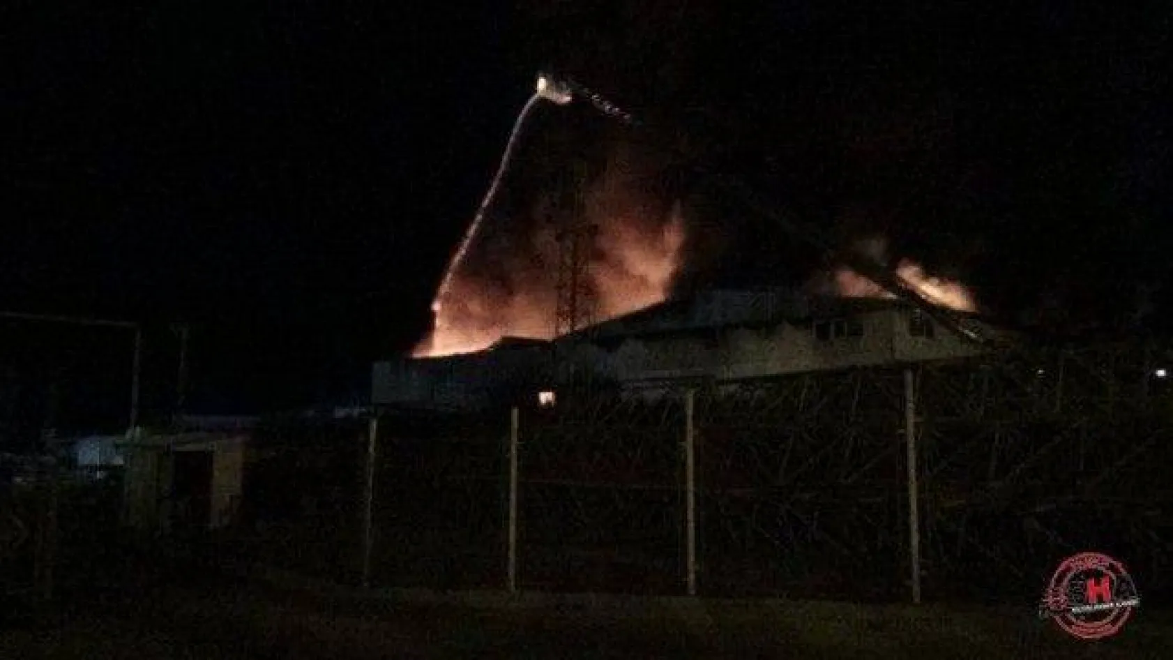 Fabrika cayır cayır yandı