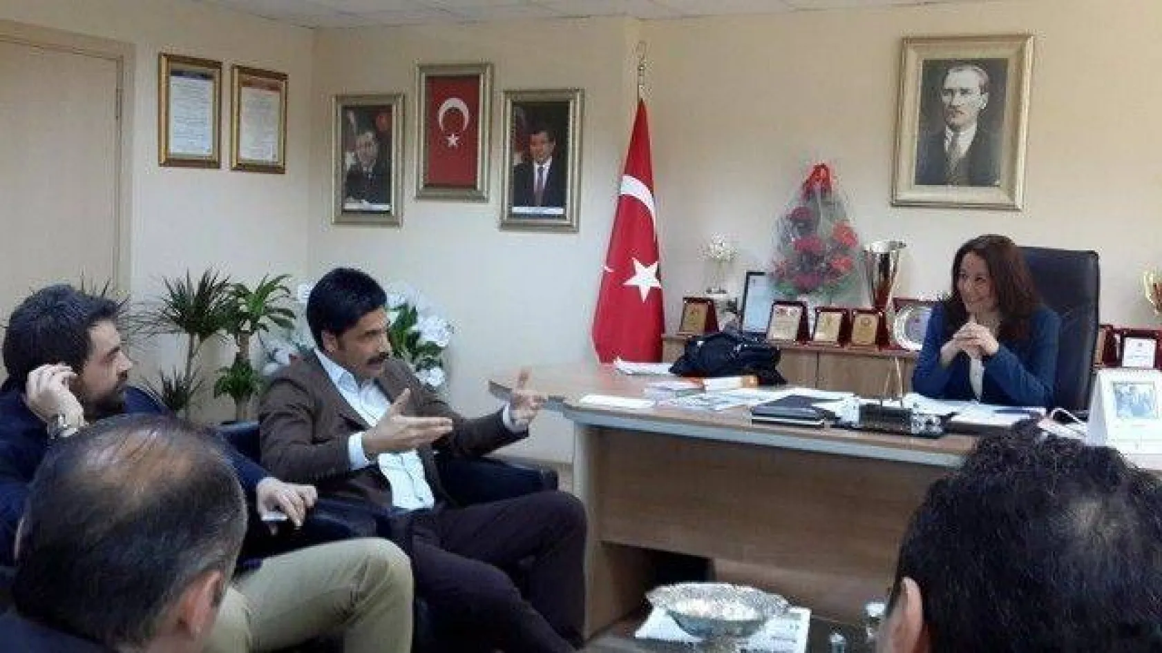 Işılak, seçim irtibat bürolarını açtı