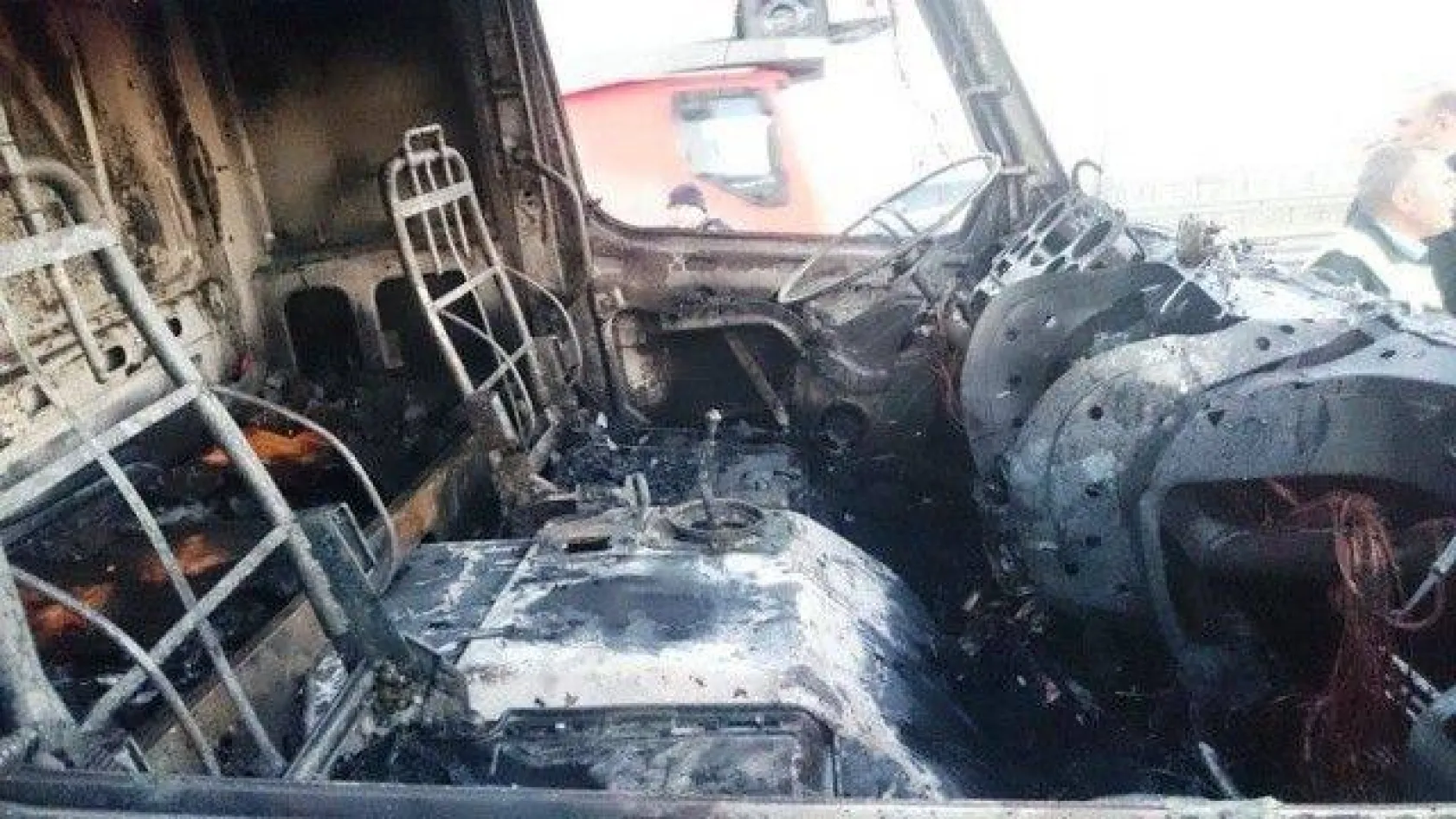 Seyir halindeki TIR alev topuna döndü