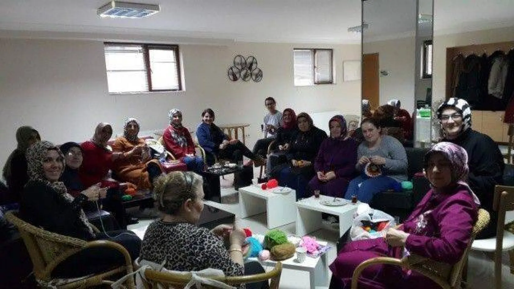 El işleriyle ağaçları giydirdiler