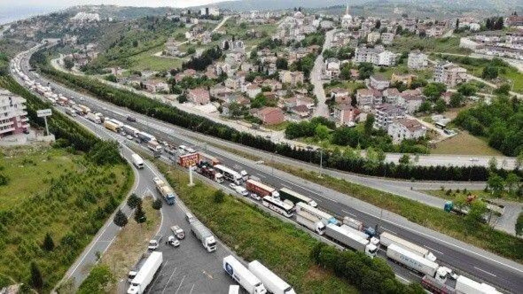 65 yaş üstü memleketlerine doğru yola çıkınca Kocaeli TEM kilitlendi