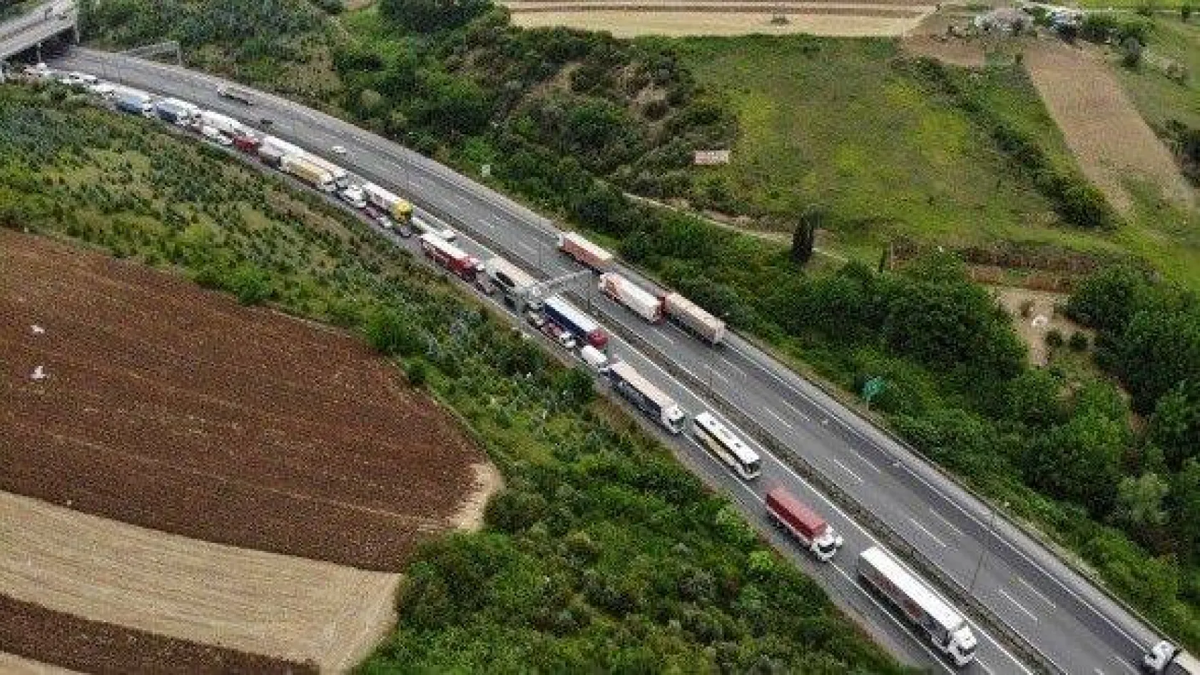 65 yaş üstü memleketlerine doğru yola çıkınca Kocaeli TEM kilitlendi