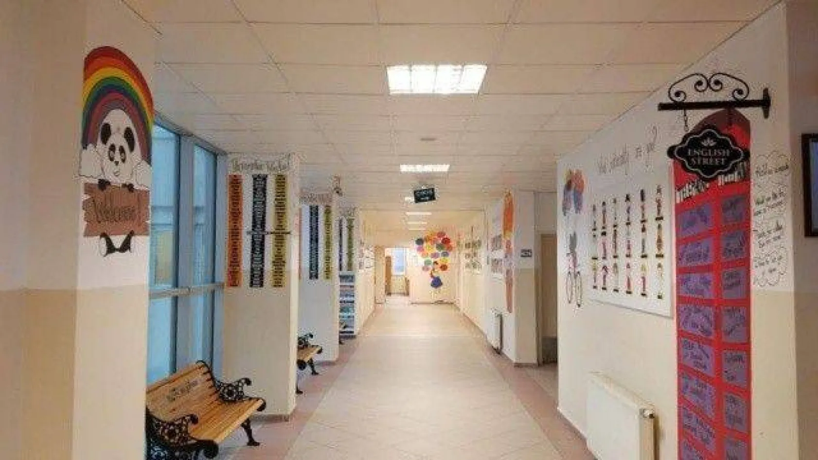 Okul içinde yabancı sokak