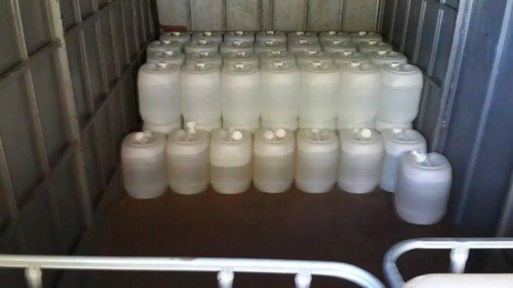 Kolonya atölyesinde içki ürettiler