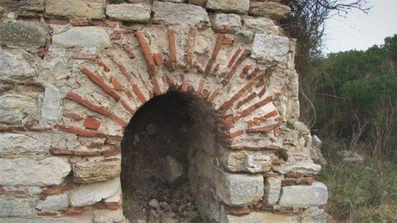 İstanbul'un Çin Seddi, defineciler tarafından tahrip ediliyor