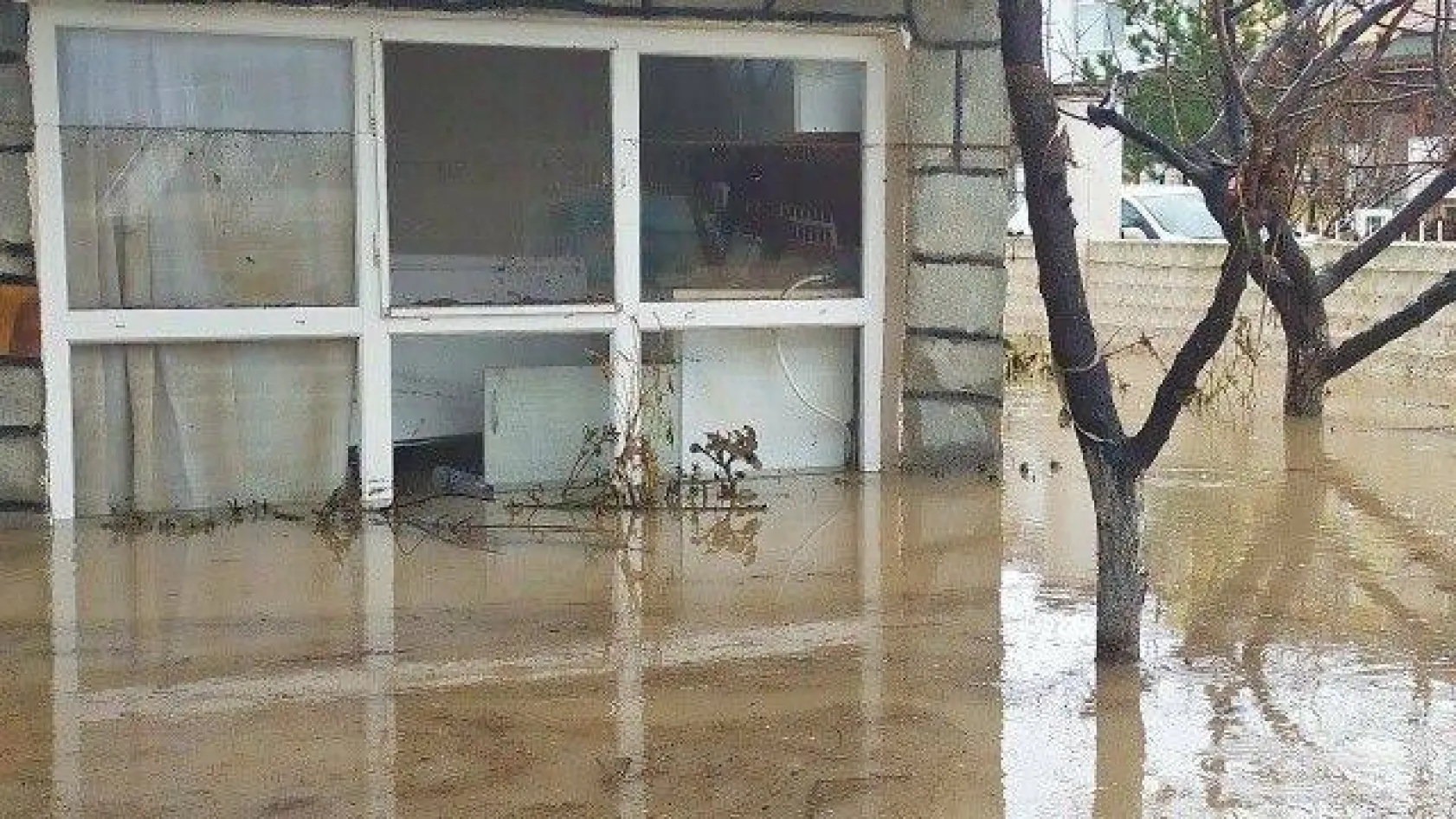 İnanılmaz görüntüler, evler sel sularına gömüldü