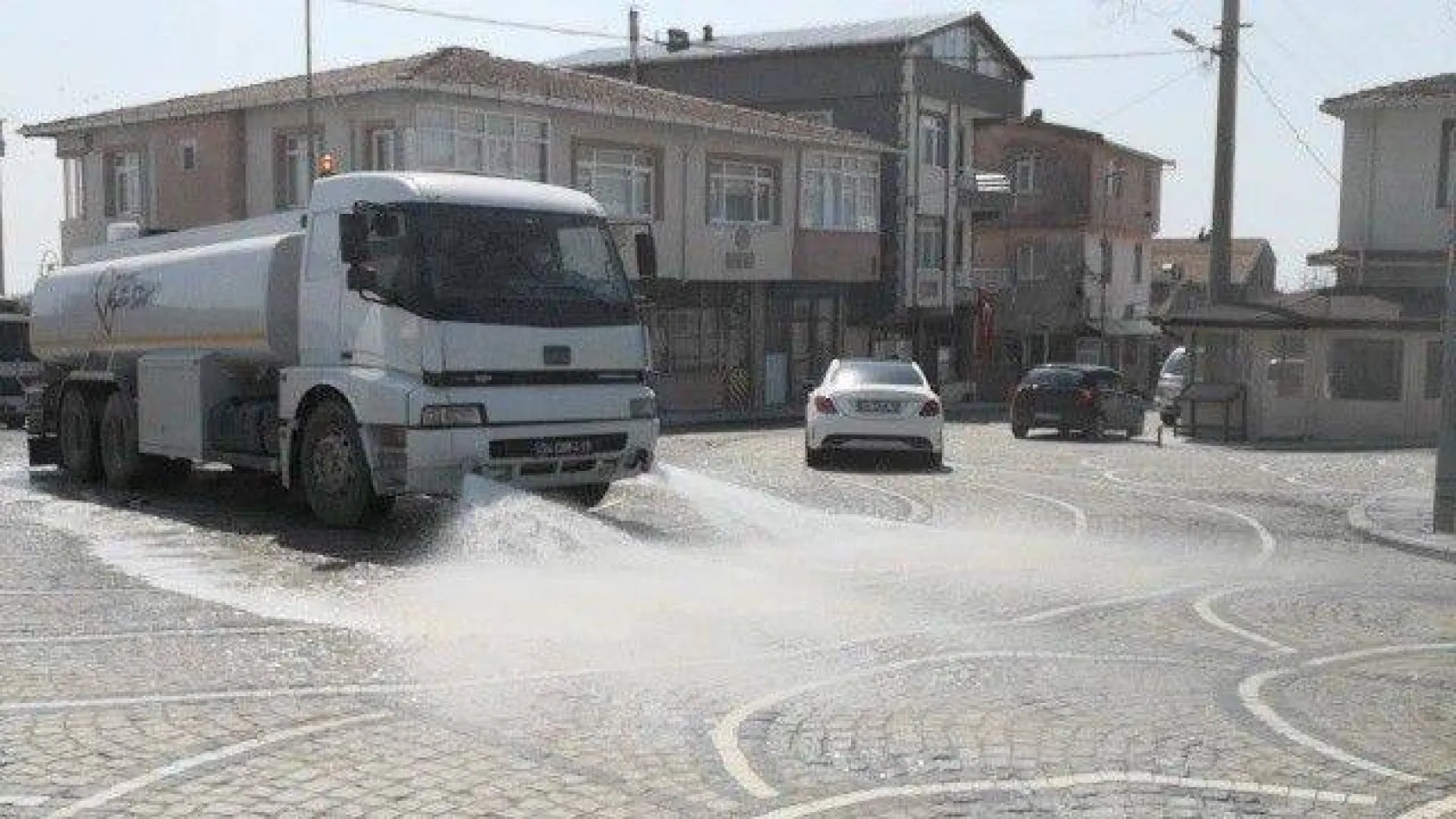 Tüm Cadde Ve Meydanlar Dezenfektanlı Su İle Yıkanıyor