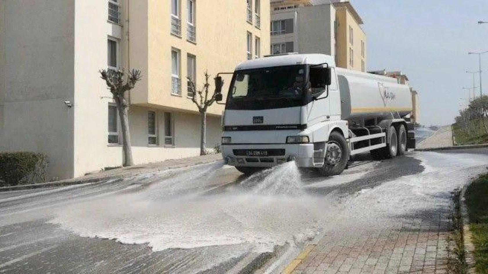 Tüm Cadde Ve Meydanlar Dezenfektanlı Su İle Yıkanıyor