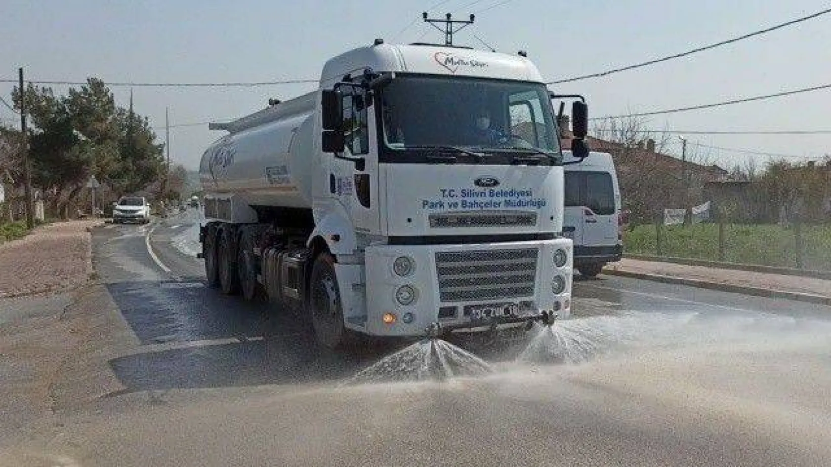 Tüm Cadde Ve Meydanlar Dezenfektanlı Su İle Yıkanıyor