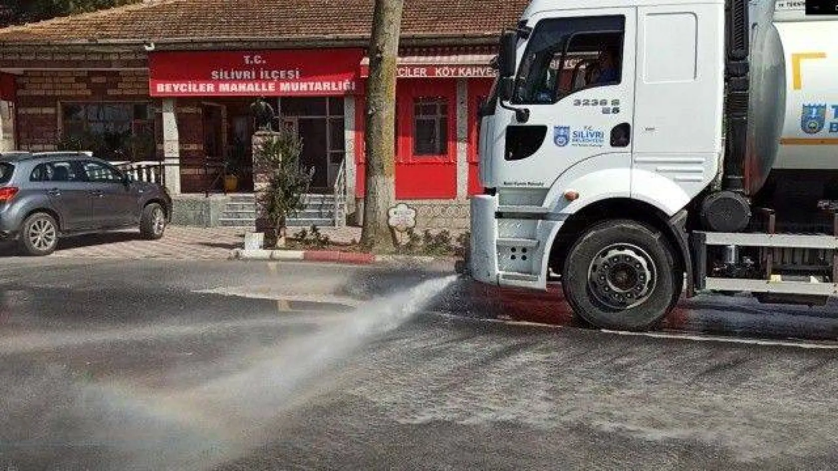 Tüm Cadde Ve Meydanlar Dezenfektanlı Su İle Yıkanıyor