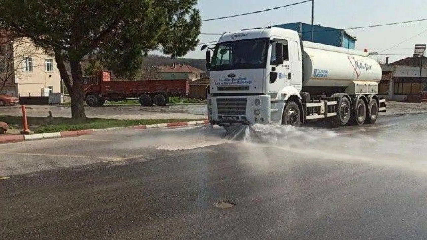 Tüm Cadde Ve Meydanlar Dezenfektanlı Su İle Yıkanıyor