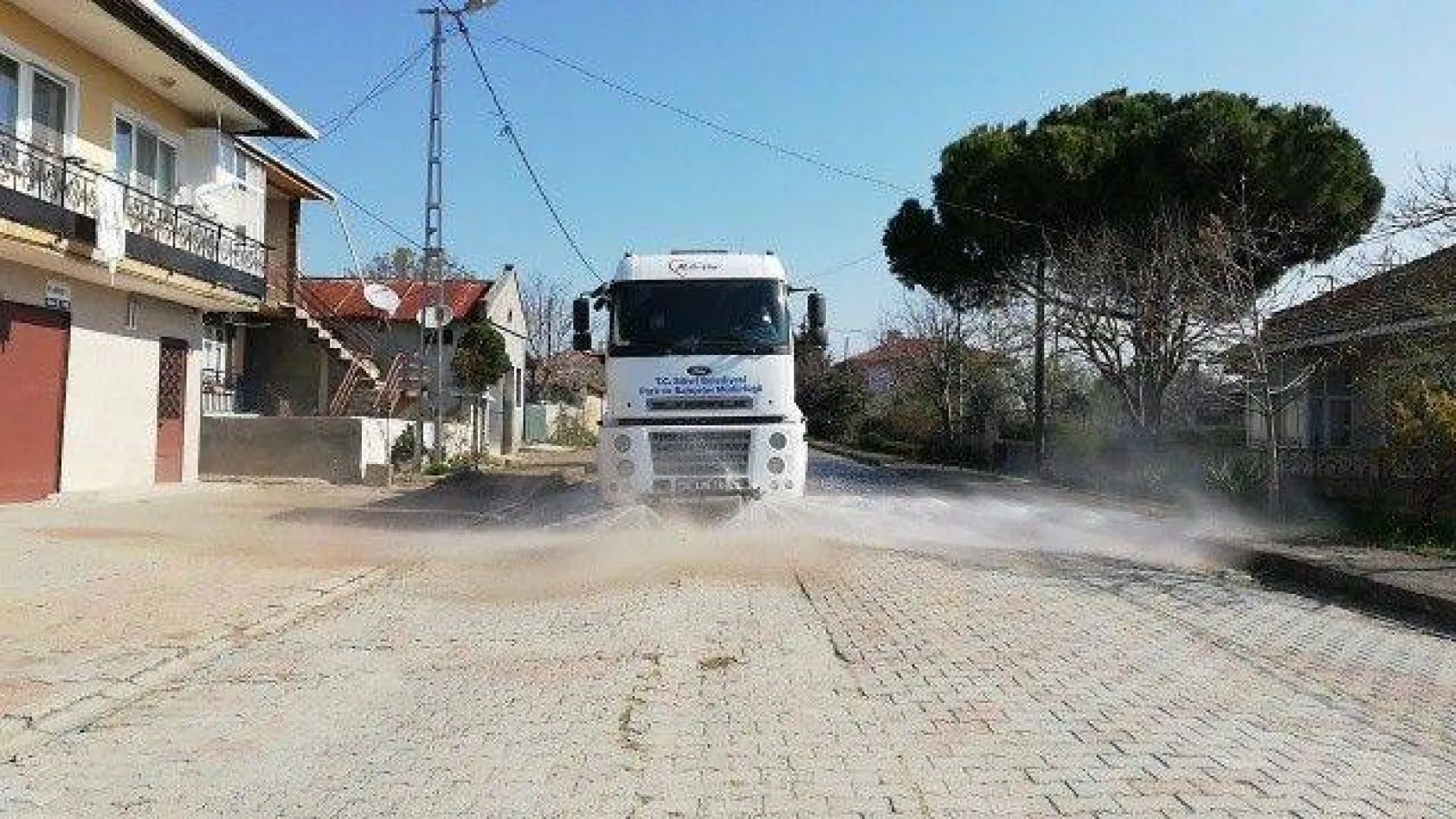 Belediye Ekipleri Caddeleri Dezenfekte Etti