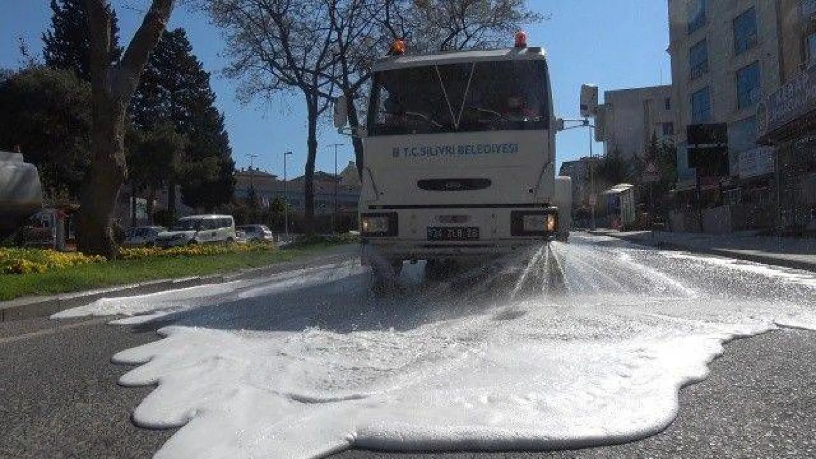 Belediye Ekipleri Caddeleri Dezenfekte Etti