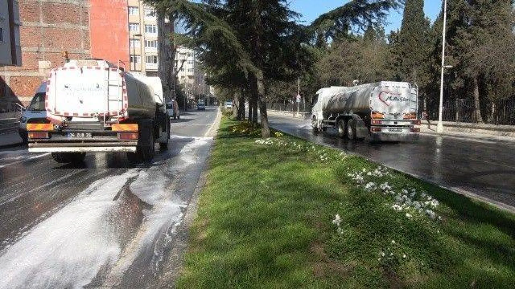 Belediye Ekipleri Caddeleri Dezenfekte Etti