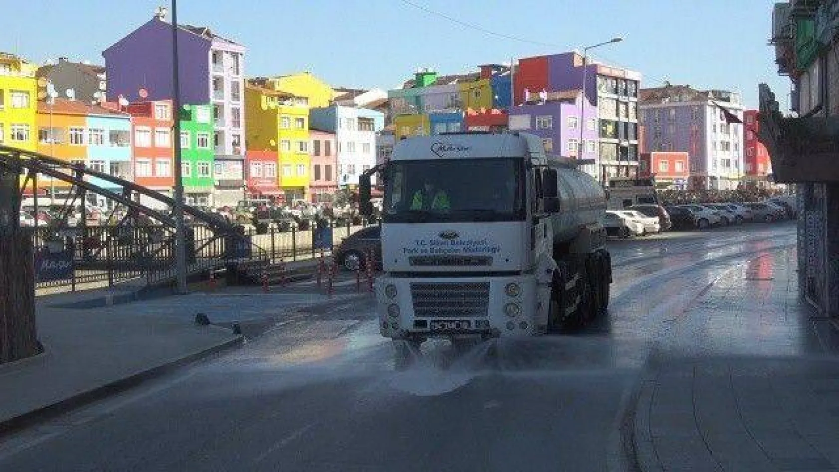 Belediye Ekipleri Caddeleri Dezenfekte Etti