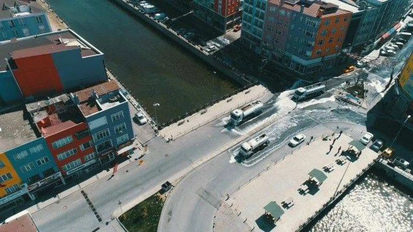 Belediye Ekipleri Caddeleri Dezenfekte Etti