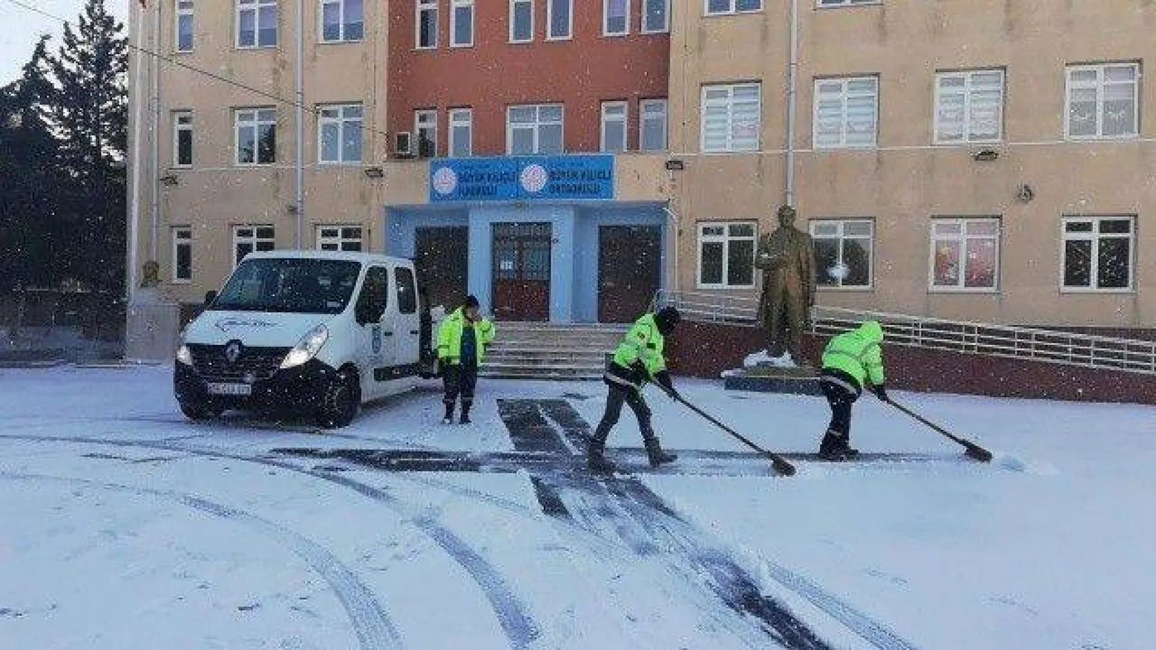 Okul Bahçeleri Öğrenciler İçin Temizlendi