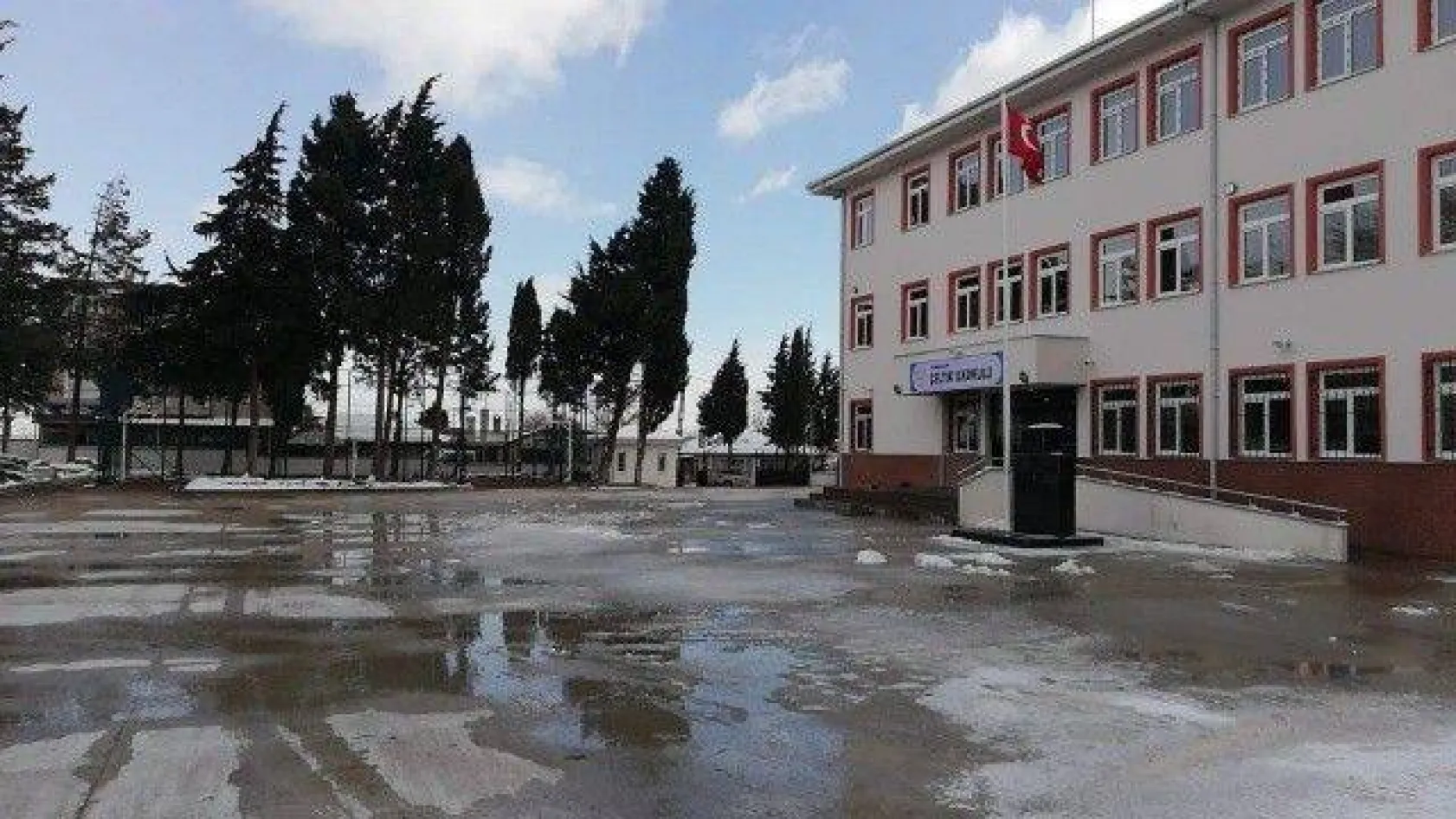 Okul Bahçeleri Öğrenciler İçin Temizlendi