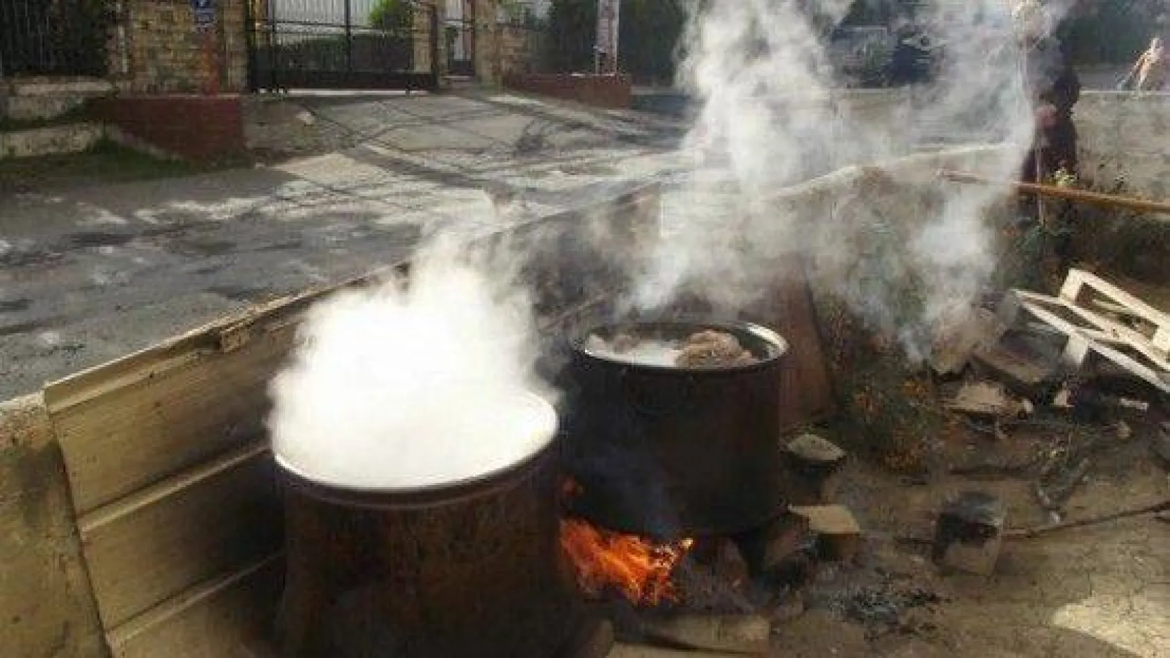 Aşureler kaynadı,kurbanlar kesildi