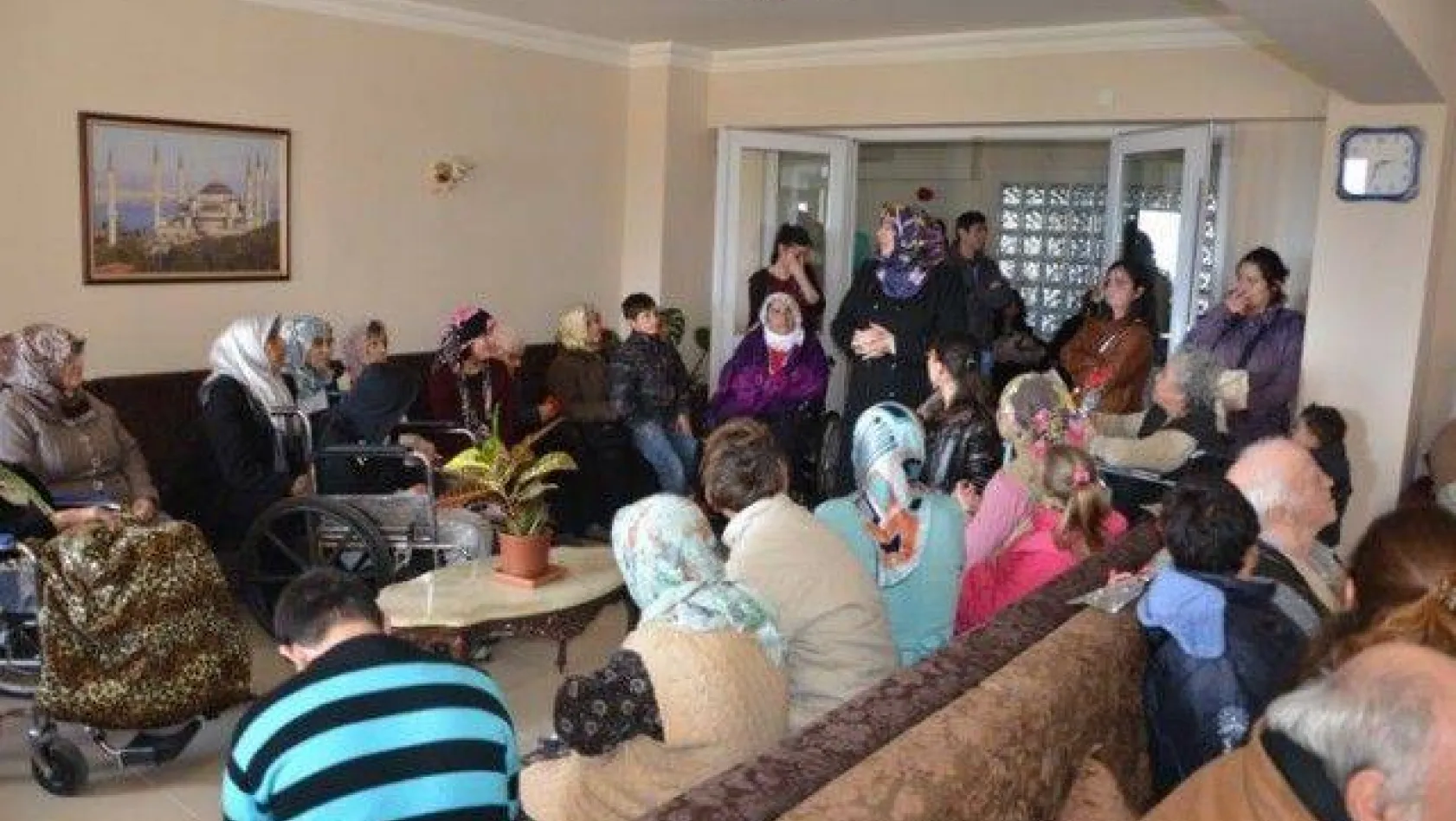 'Çağrışım' öğrencilerinden huzurevi ziyareti