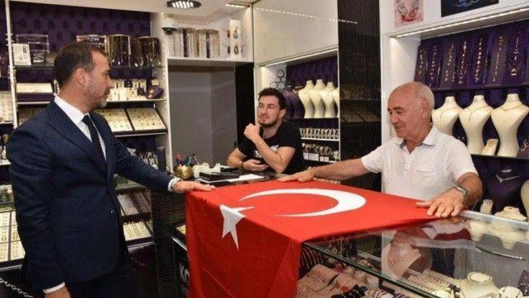 Barış Pınarı Operasyonuna destek için Türk Bayrağı dağıtıldı