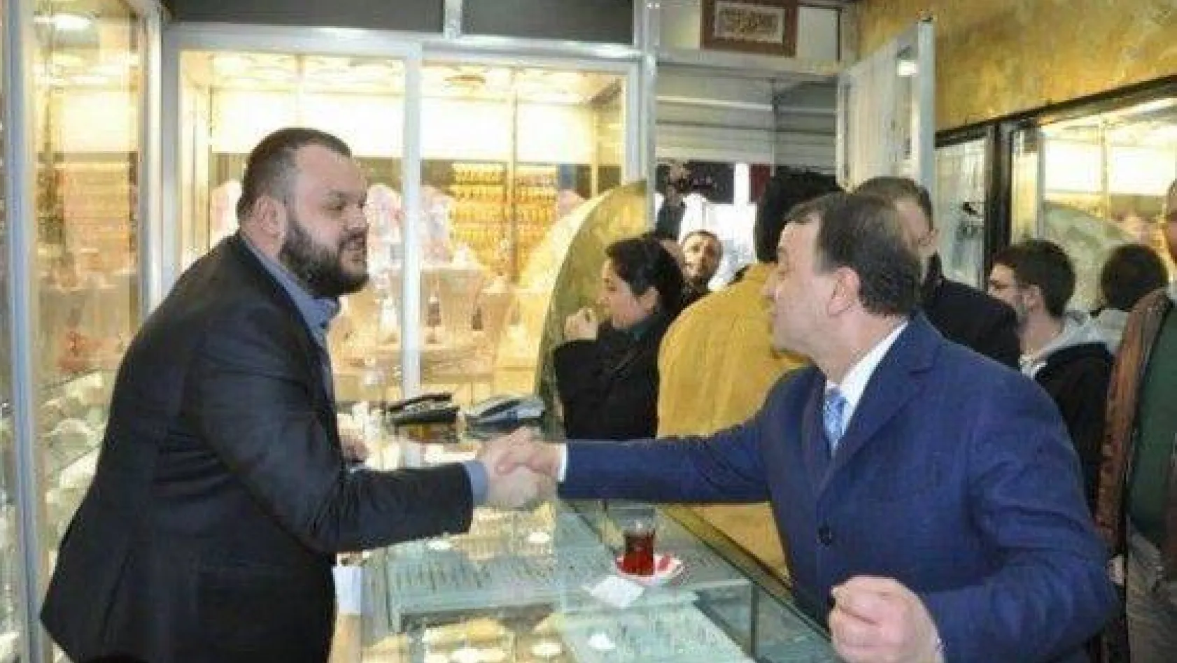 Işıklar hemşerileriyle el ele, kol kola