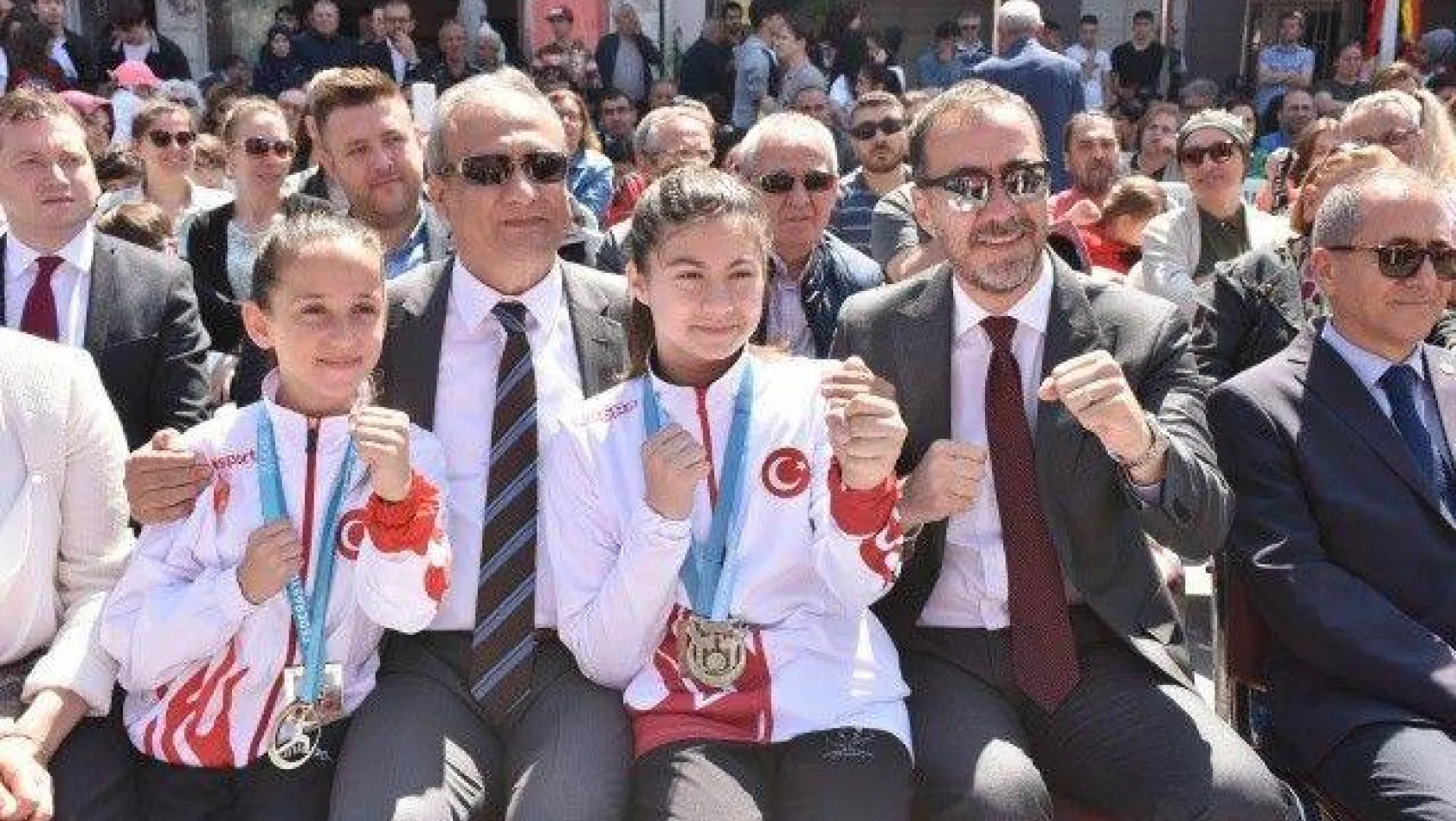 19 Mayıs'ın 100. Yıldönümü Törenle Kutlandı