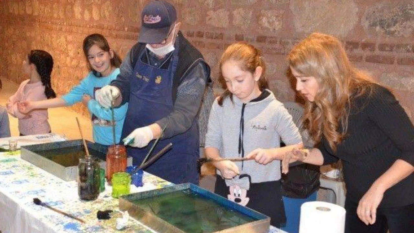 Minik Kursiyerler Ebru Sanatı ile Tanıştı