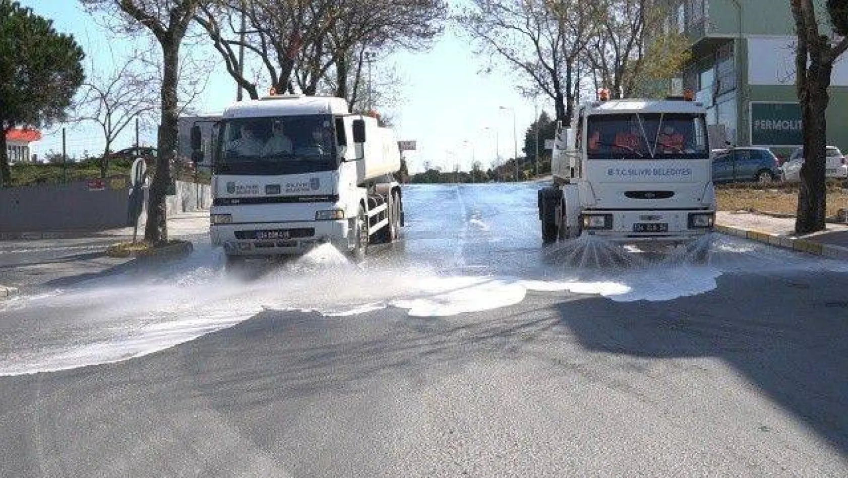 Belediye Ekipleri Caddeleri Dezenfekte Etti