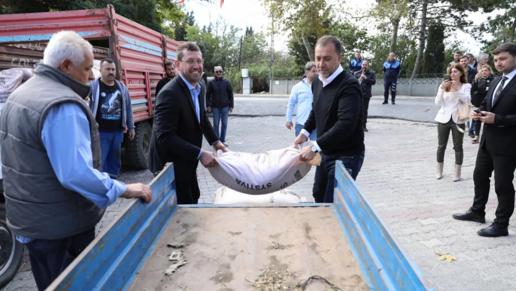 Silivri Belediyesi üreticilere can suyu olmaya devam ediyor