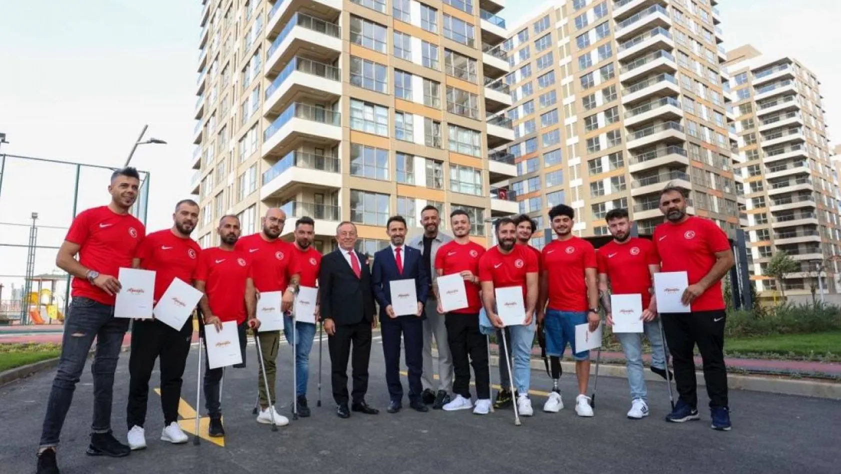 'Dünya Şampiyonu' futbolcular, Çekmeköy'deki yeni evlerini teslim aldı