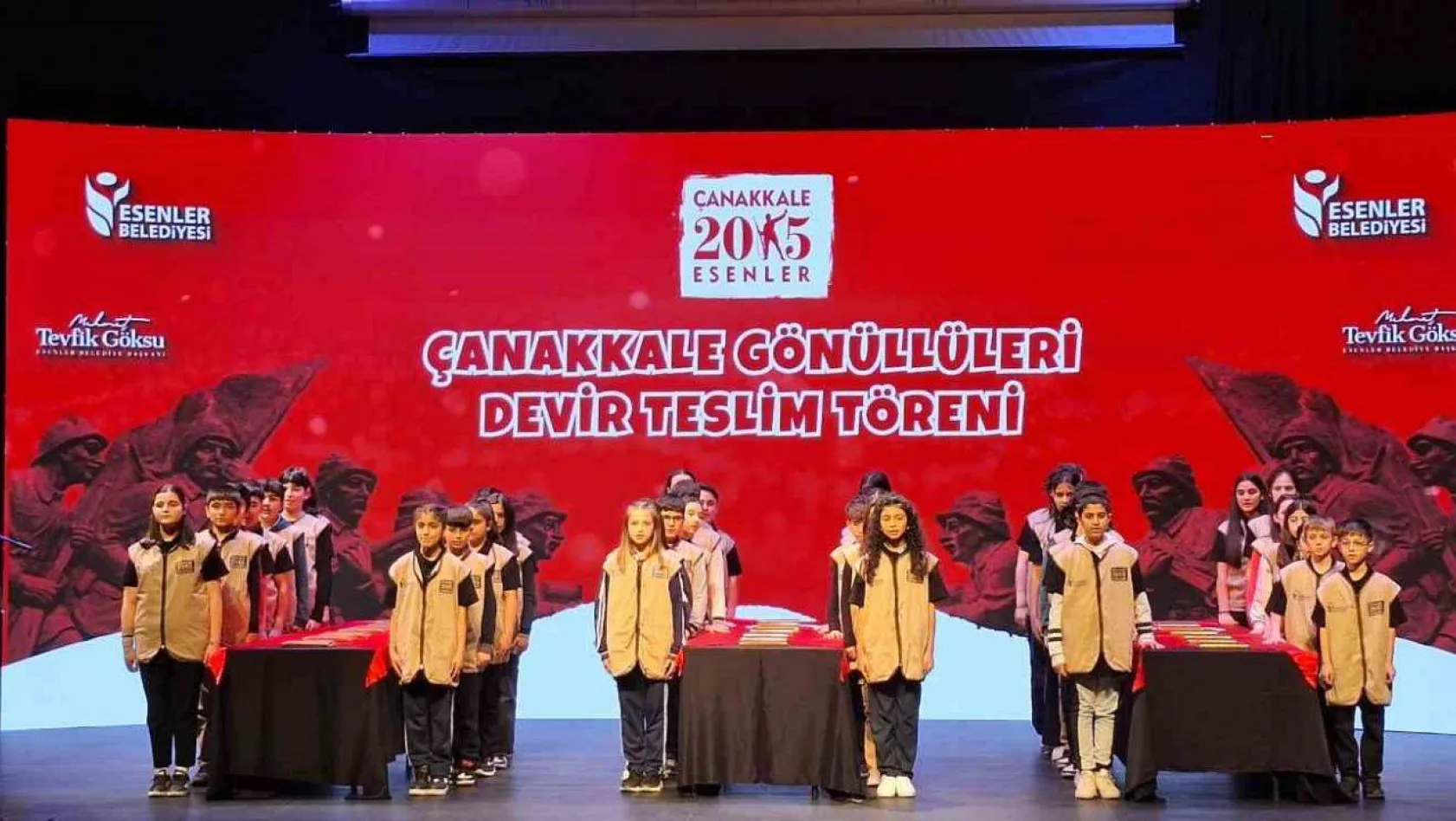 'Esenler'in 15'lileri Türk bayrağını düzenlenen törenle yeni arkadaşlarına devretti