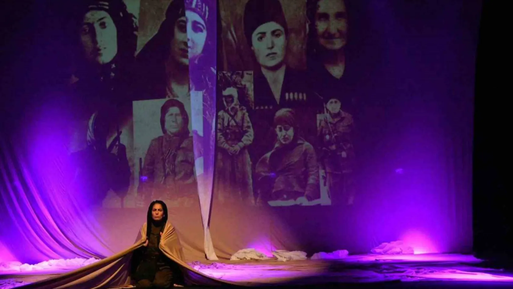 'Kurtuluşun Kadınları' tiyatro gösterisi ayakta alkışlandı