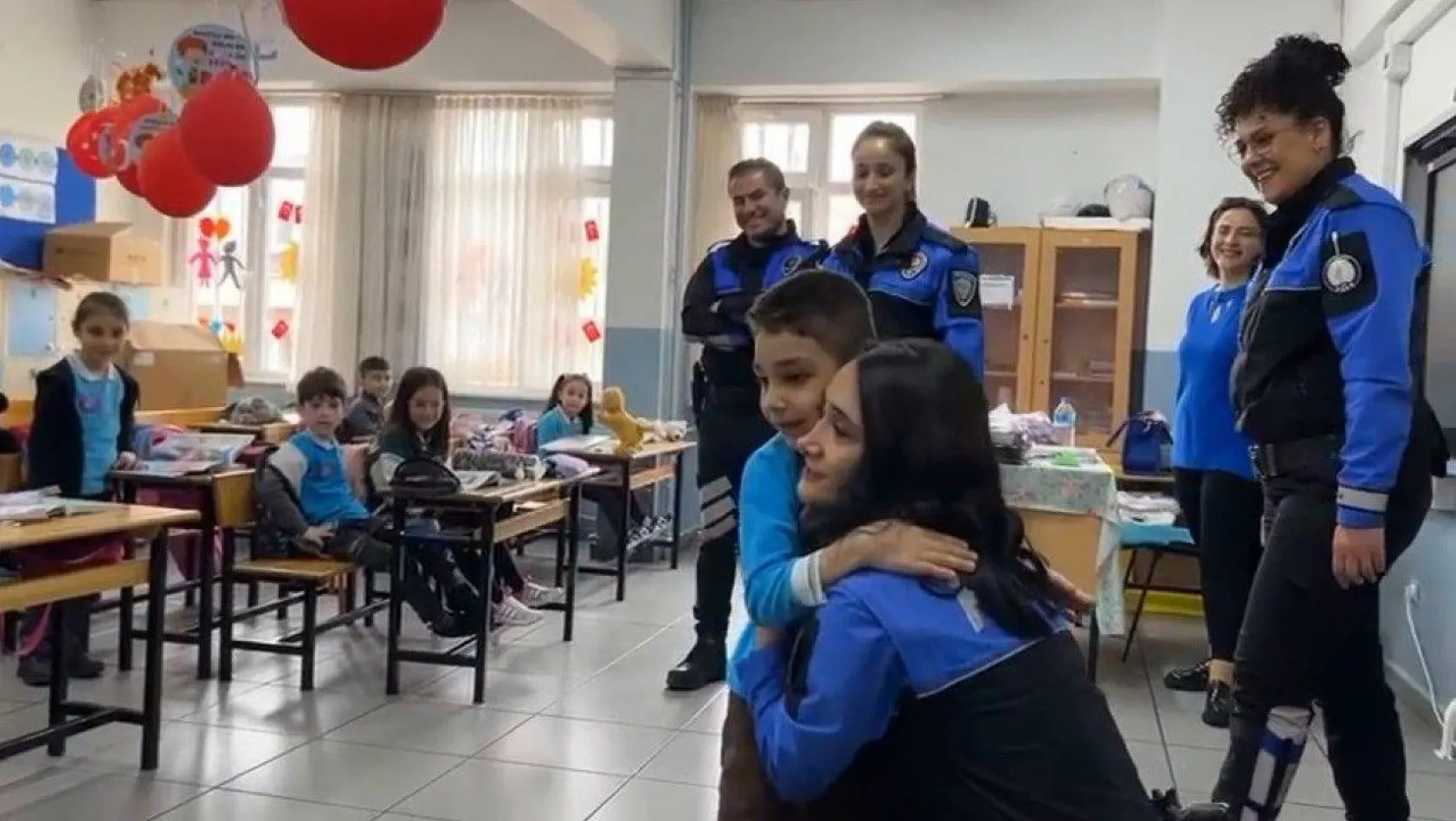'Polis hayranı' küçük öğrenciye polislerden okulda ziyaret