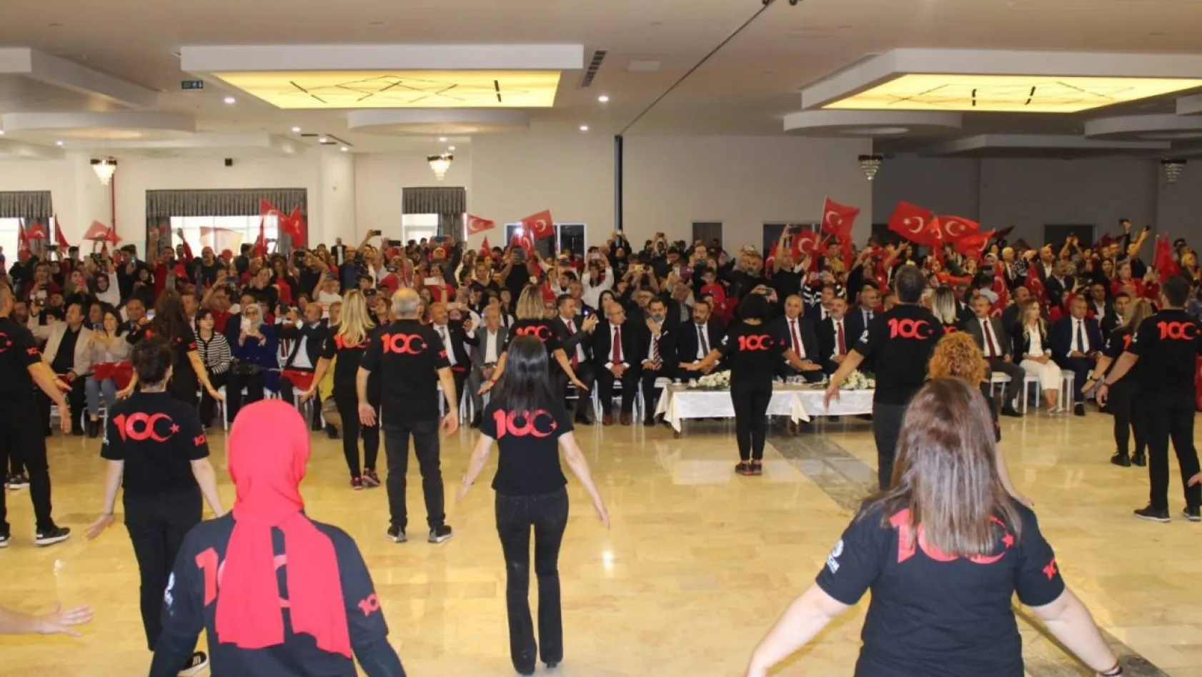 100 öğretmen Cumhuriyet'in 100. yılında Sarı Zeybek oynadı
