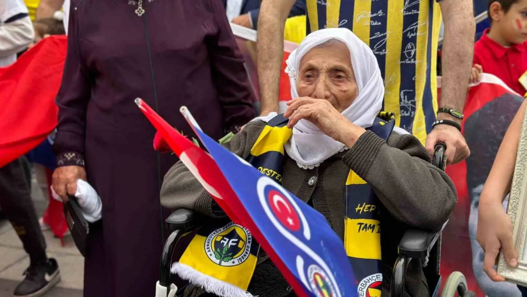 100 yaşındaki Fenerbahçe taraftarı Remziye nine Cumhuriyet Yürüyüşü'ne katıldı