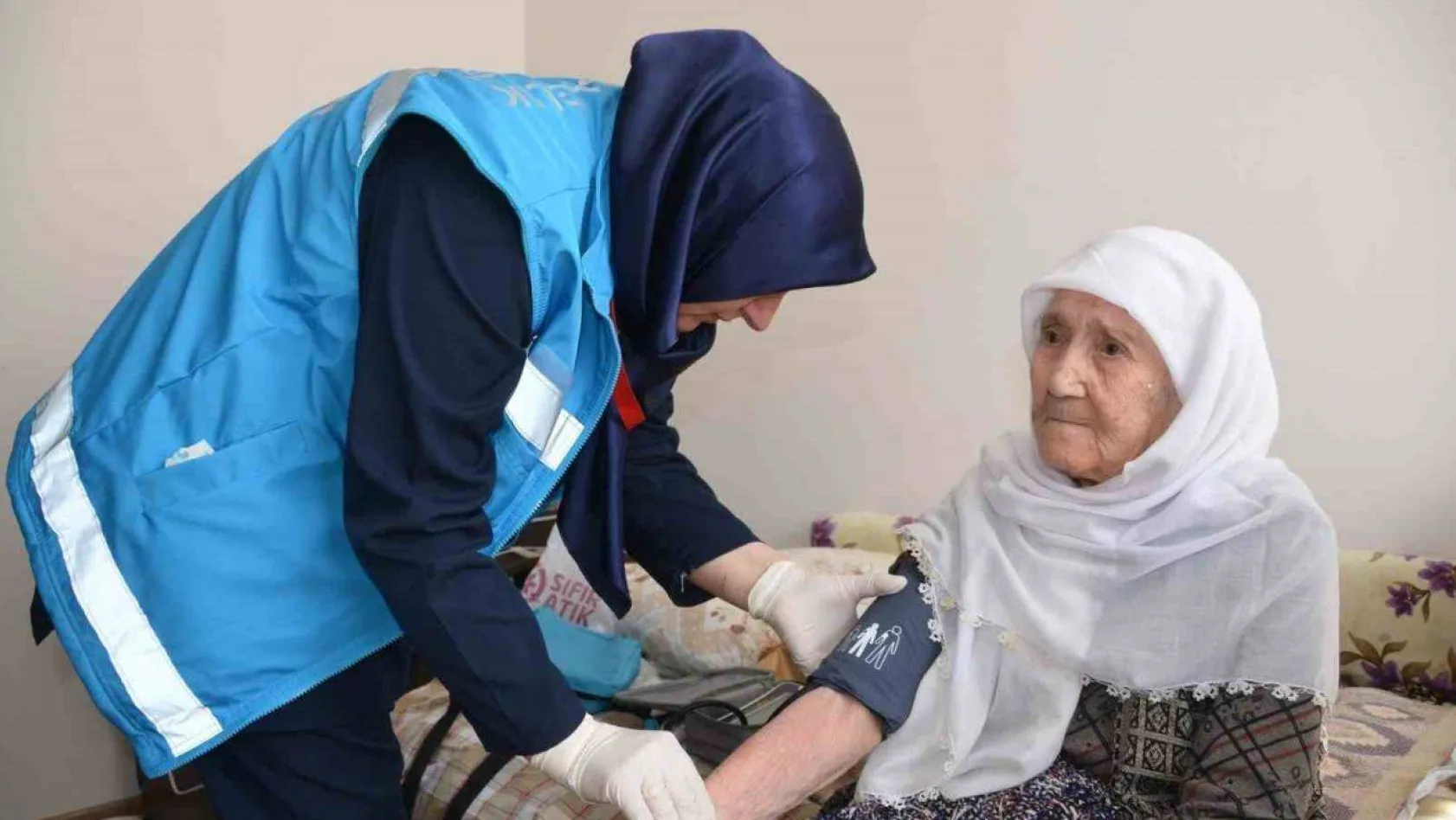 102 yaşındaki hastaya ve kızına ziyaret
