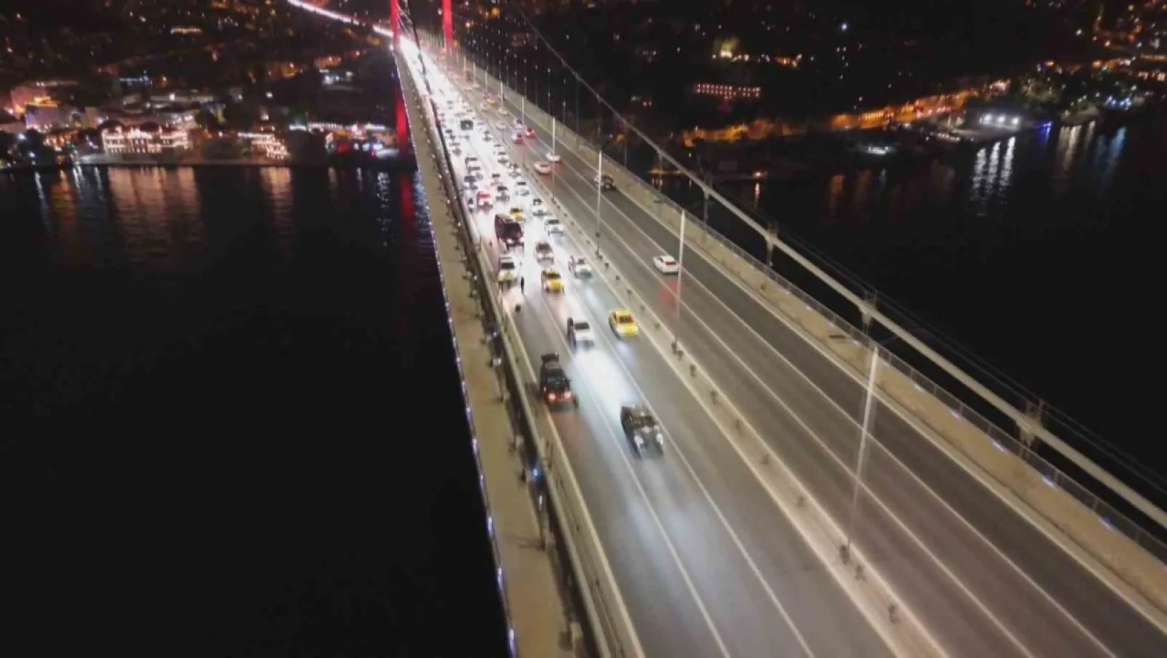 15 Temmuz Şehitler Köprüsü'nde bir aracın lastiği patladı: Kilometrelerce araç kuyruğu havadan görüntülendi