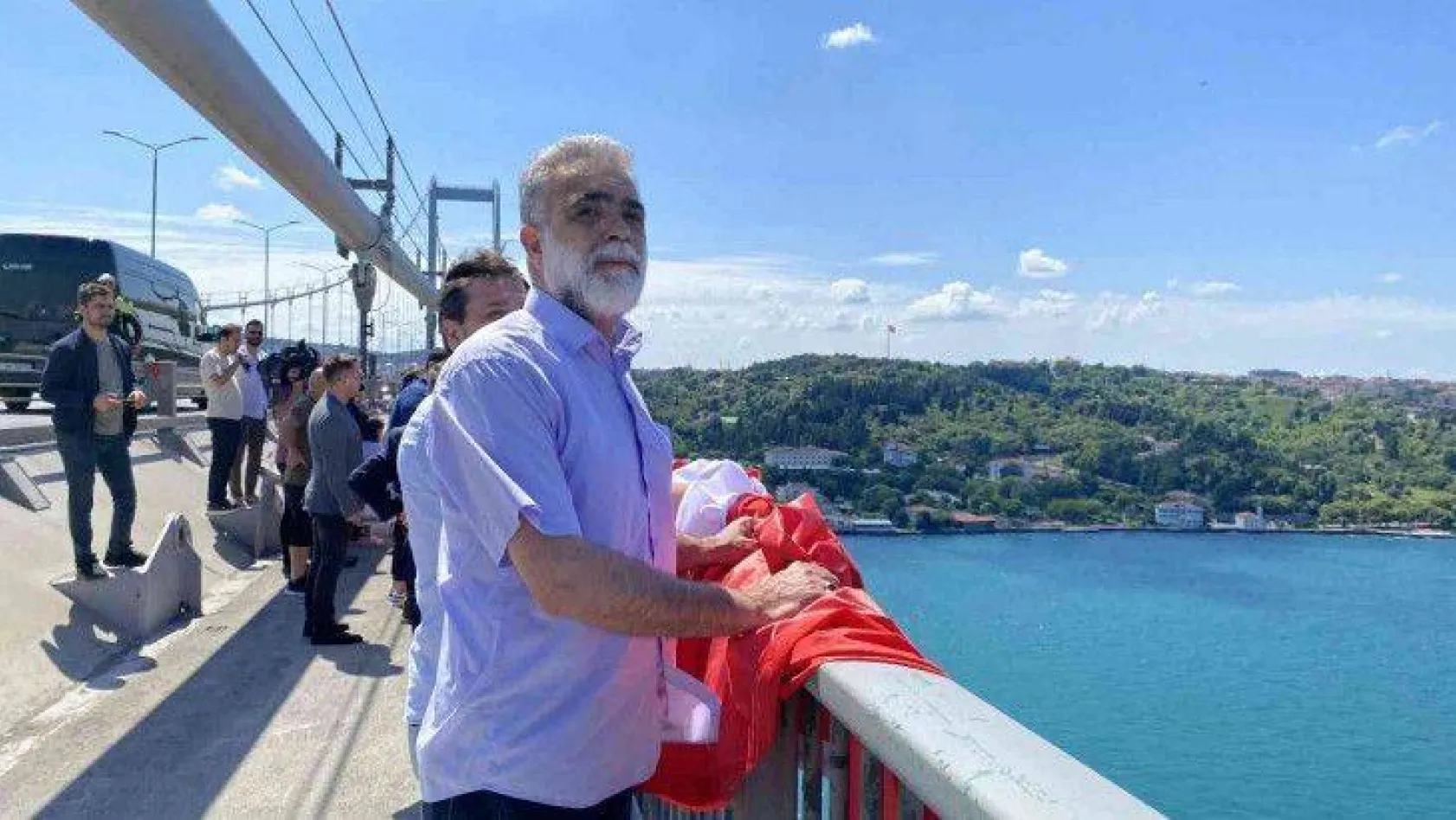 15 Temmuz Şehitler Köprüsü'ne dev Türk bayrağı asıldı