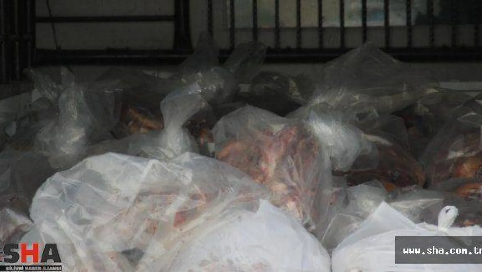 1 ton kaçak eti İstanbul'a götürmeye çalışırken yakalandılar