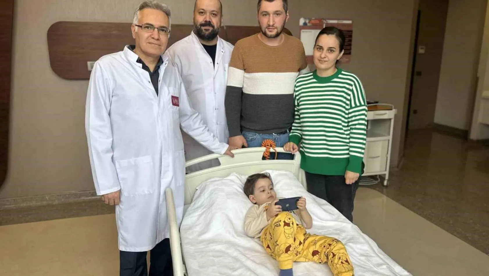 2 buçuk yaşındaki Gürcü Sandro, Türkiye'de hayata tutundu