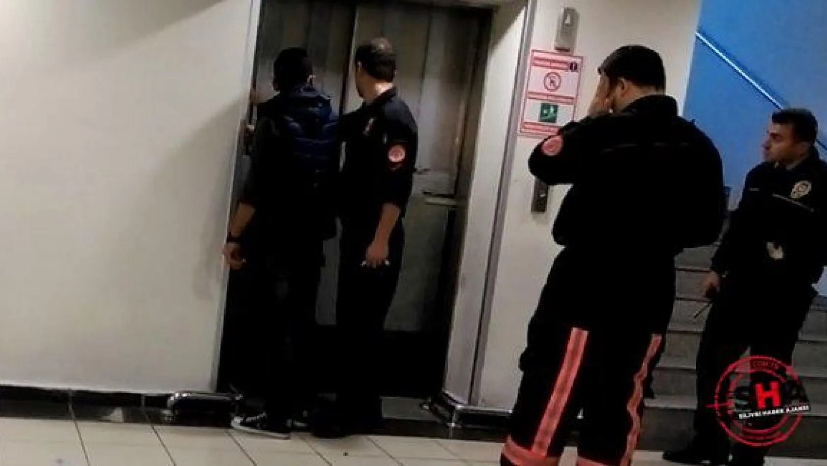 Asansörde mahsur kalan 4 kişi kurtarıldı
