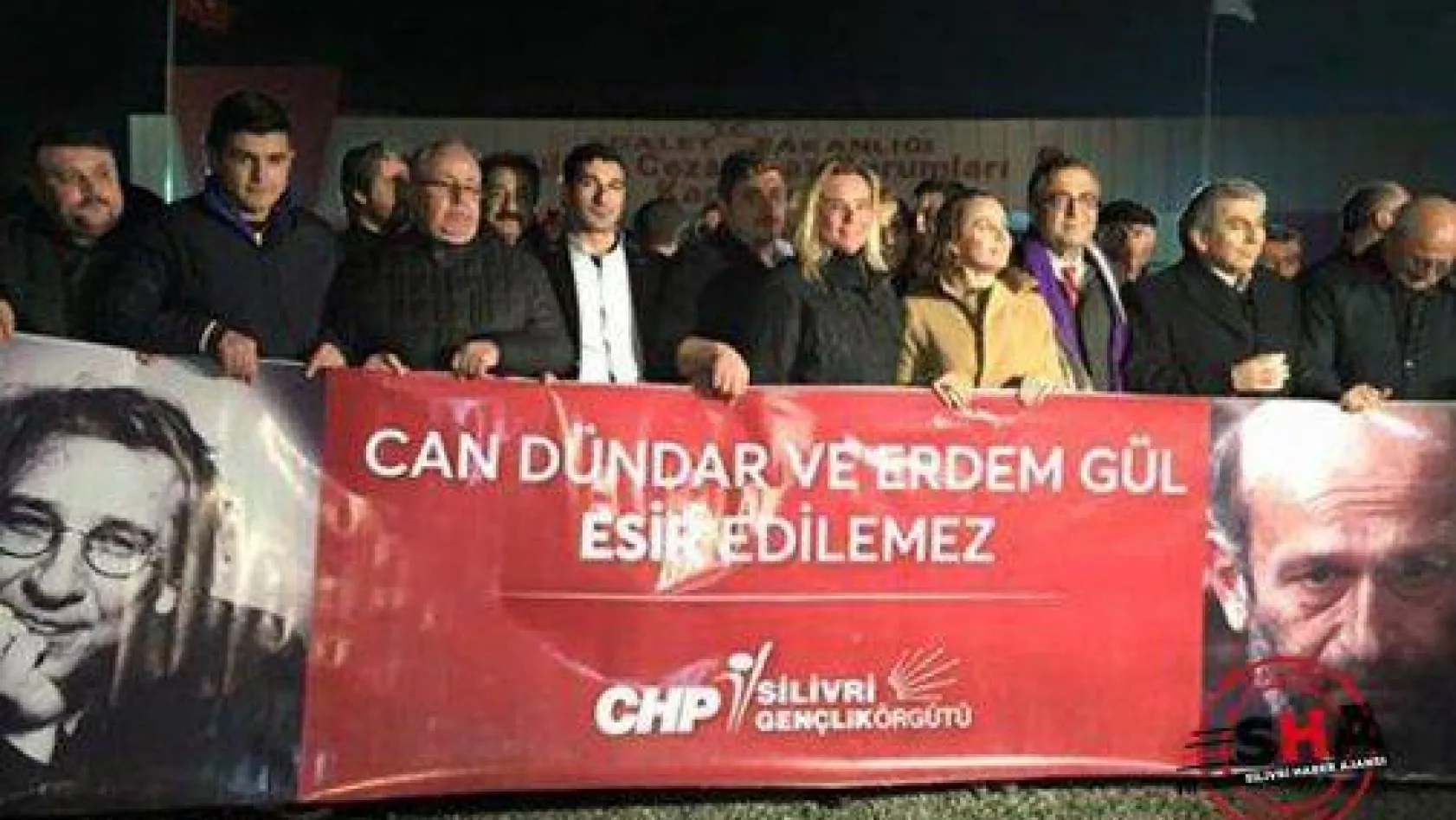 CHP'li gençler Dündar ve Gül'ü yalnız bırakmadı